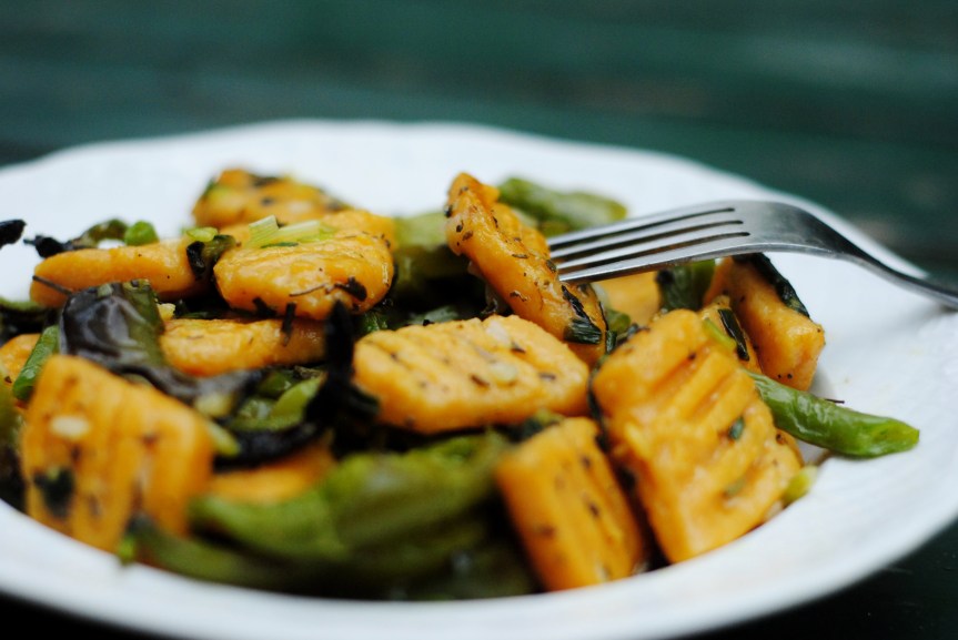 Zoete Aardappel Gnocchi met een Groene Salie-Citroensaus & Geroosterde Paprika’s (Glutenvrij &&nbsp;Vegan)